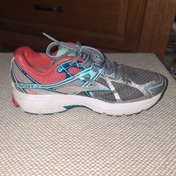 Brooks Ravenna 7 DNA Gray and Red Athletic Shoes In A Size 7.5. Pre-loved - Picture 5 of 13